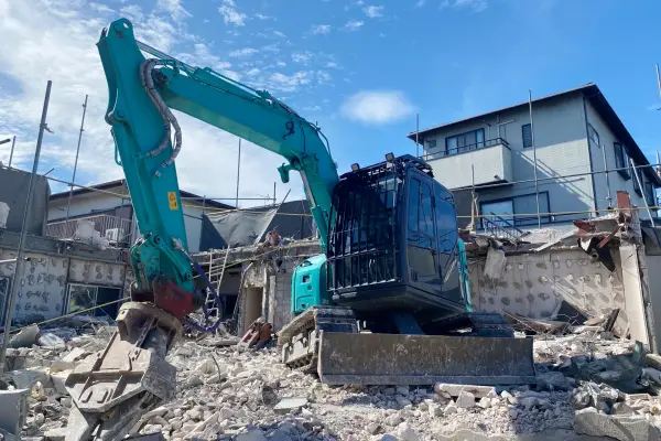解体工事を行う株式会社三井
